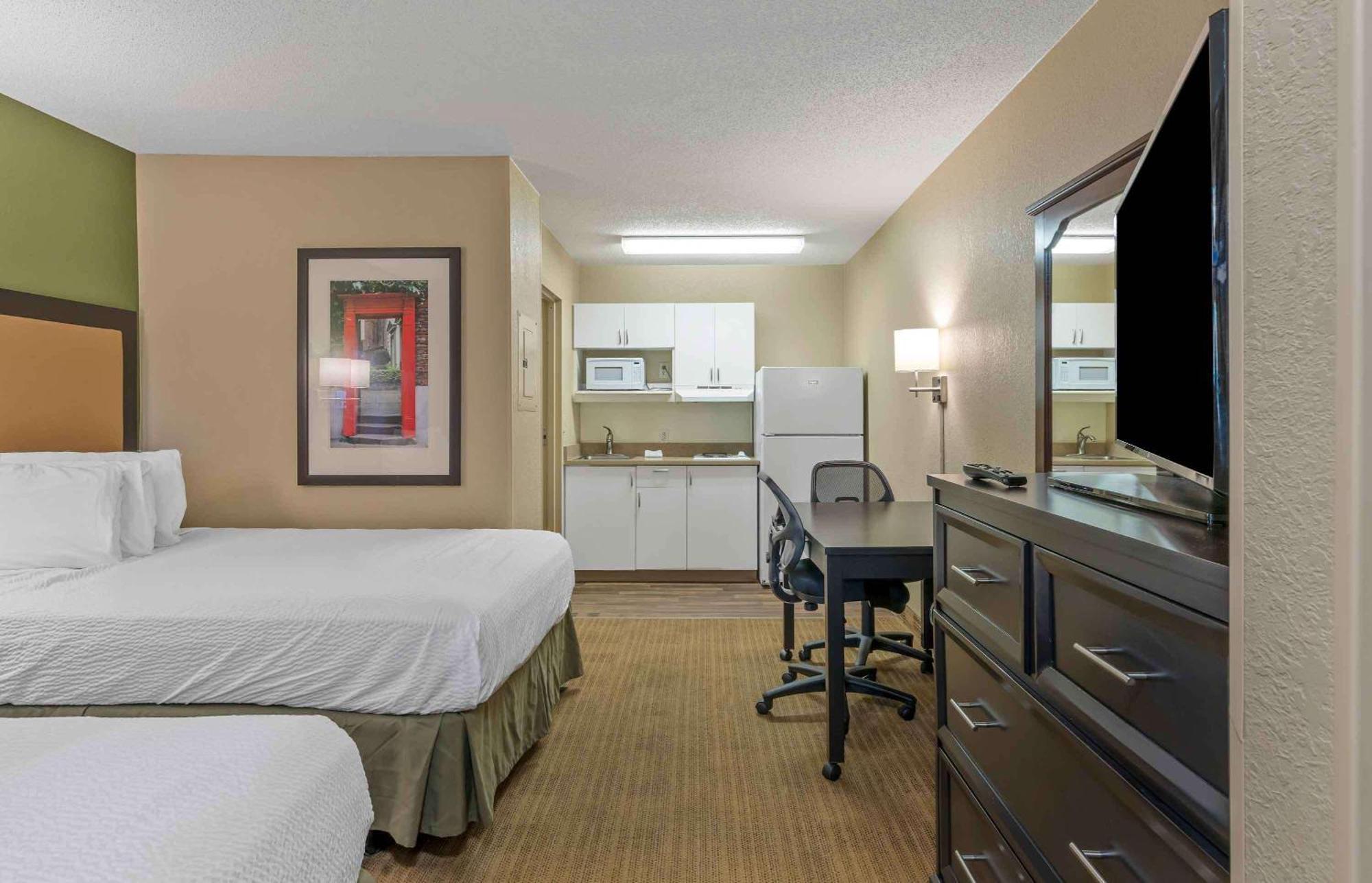 Extended America - - Dutchman Hotel 2*