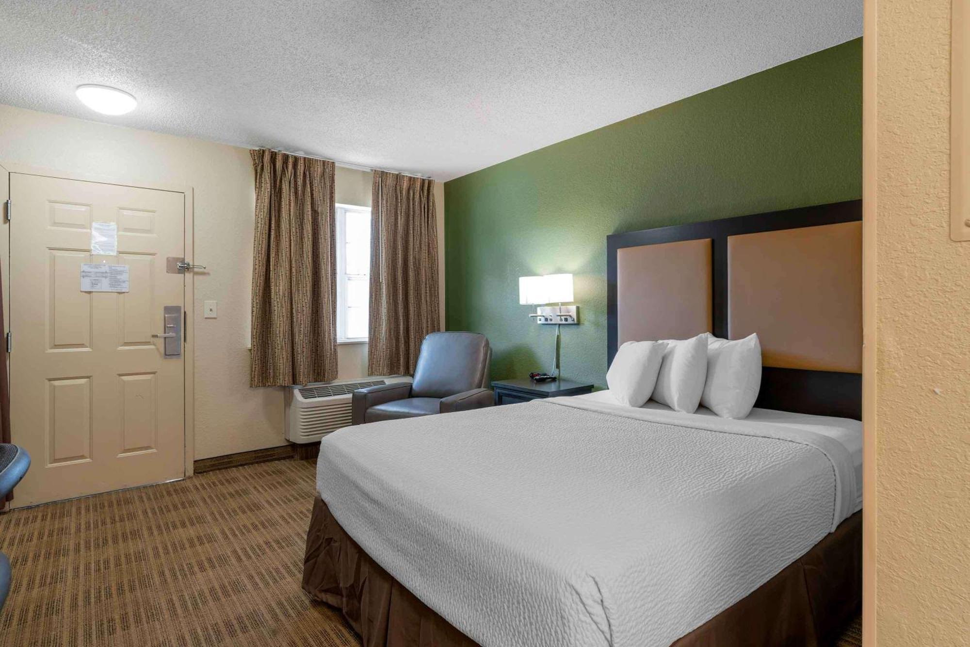 Extended America - - Dutchman Hotel 2*